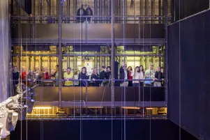 Mitglieder des Freundeskreises stehen auf der zweiten Galerie über der Bühne zwischen den Seilzügen. 