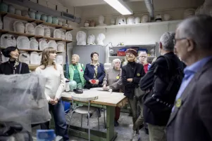 Mitglieder des Freundeskreises schauen sich im Färberaum um. 