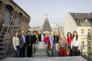 Gruppenfoto einiger Mitglieder des Freundeskreises auf dem Dach des Berliner Ensembles. Im Hintergrund ist das ikonische Logo des Hauses zu erkennen. 