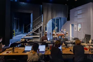 Blick auf den Regietisch und die gefüllte Probebühne samt Bühnenbild. 