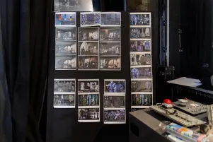 Schnappschuss von Skizzen, Fotos und Entwürfen für Bühne und Kostüm. Eine ganze Wand hängt voll dieser Ausdrücke. 