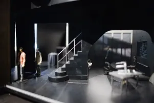 Schnappschuss in den Miniaturentwurf der Bühne, es sind kleine Plastikfiguren zu erkennen, die die Schauspieler:innen darstellen sollen. 