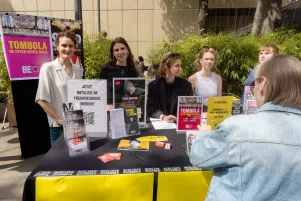 Schnappschuss vom Informationsstand. Die Kolleginnen unterhalten sich mit Interessierten. 