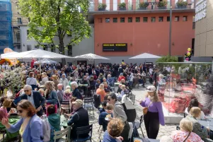 Schnappschuss vom vollen Innenhof. 