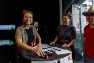 Am Stand "Theater zum Mitmachen" stehen einige Leute und informieren sich. 