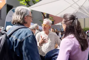 Intendant Oliver Reese im Gespräch mit einigen Menschen. 