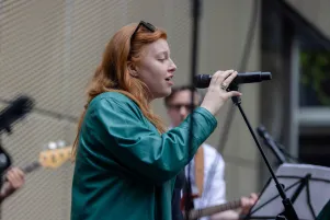 Schnappschuss von Ensemblemitglied Maeve Metelka während ihres Auftritts mit dem BE_Tanzorchester.