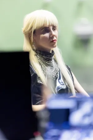 Schnappschuss von Marina Galic mit blonder Perücke. 