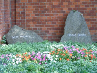 Grabsteine von Helene Weigel und Bertolt Brecht mit Frühlingsblumen