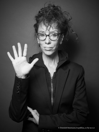 Autorin Sibylle Berg in einem schwarz-weiß Portrait