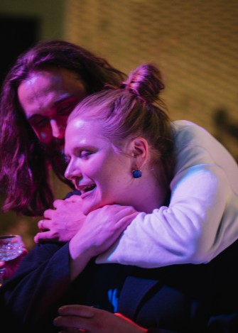 Stefanie Reinsperger und Maximilian Diehle auf dem Hof des Berliner Ensembles