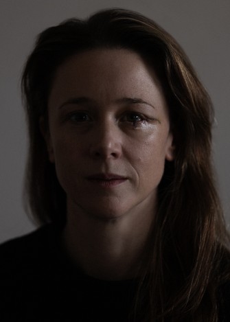 Schauspielerin Claude De Demo in einer Portraitaufnahme, ihr linkes Auge ist beleuchtet, dort ist eine Narbe zu sehen