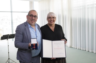 Barrie Kosky und Claudia Roth (v.l.) bei der Verleihung des Bundesverdienstkreuz im Kanzleramt