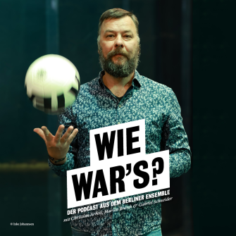 Christian Arbeit mit einem Fußball in der Hand, davor der Schriftzug "Wie war's?"