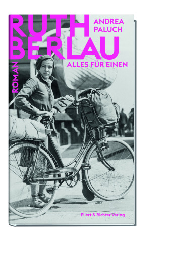 Coverdatei für den Roman von Andrea Paluch mit dem Titel "Ruth Berlau. Alles für einen." beim Ellert & Richter Verlag. Zu sehen ist Ruth Berlau an einem Fahrrad, auf dem sowohl vorne als auch hinten jeweils eine Reisetasche festgemacht ist. 