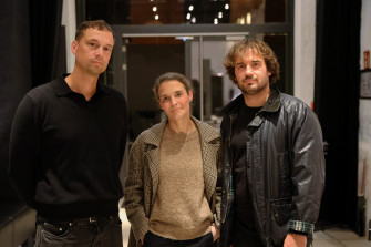 von links nach rechts: Hendrik Bolz, Caterina Lobenstein, Johannes Nölting. Die drei stehen dicht beieinander im Foyer des Neuen Hauses und schauen direkt in die Kamera.
