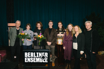 Gruppenfoto der Jurymitglieder, Oliver Reese und den Preisträgerinnen. 
