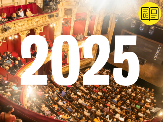 Blick auf den Zuschauerraum des Großen Hauses von oben. Der Raum ist gut gefüllt. 