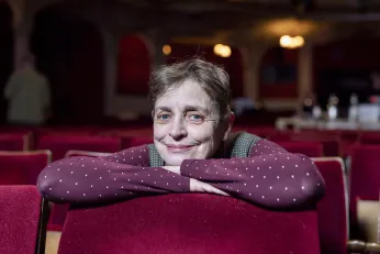 Katharina Thalbach im Zuschauerraum des Berliner Ensembles