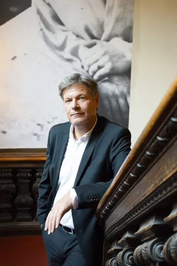 Robert Habeck im Foyer des Berliner Ensembles