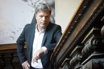 Robert Habeck im Foyer des Berliner Ensembles