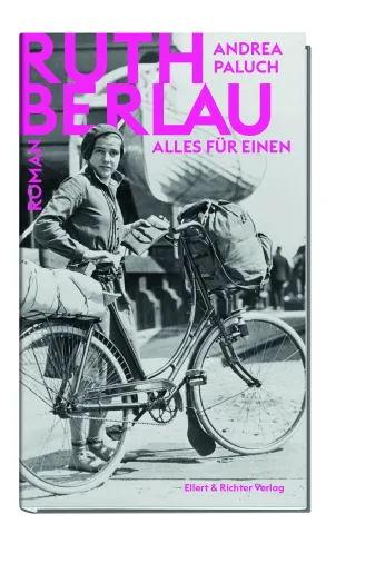Coverdatei für den Roman von Andrea Paluch mit dem Titel "Ruth Berlau. Alles für einen." beim Ellert & Richter Verlag. Zu sehen ist Ruth Berlau an einem Fahrrad, auf dem sowohl vorne als auch hinten jeweils eine Reisetasche festgemacht ist. 