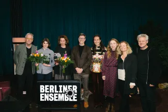 Gruppenfoto der Jurymitglieder, Oliver Reese und den Preisträgerinnen. 