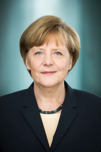 Angela Merkel Portraitfoto, schaut in die Kamera