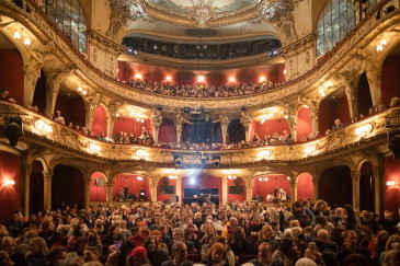 Prunkvoll verzierter und voll besetzter Zuschauersaal des großen Hauses im Berliner Ensemble, fotografiert von der Bühne aus
