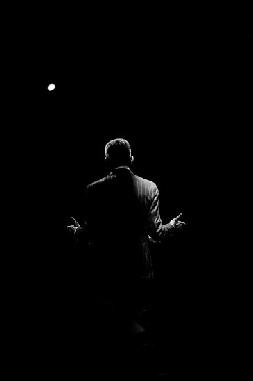 Michel Friedman im Scheinwerferlicht von hinten fotografiert