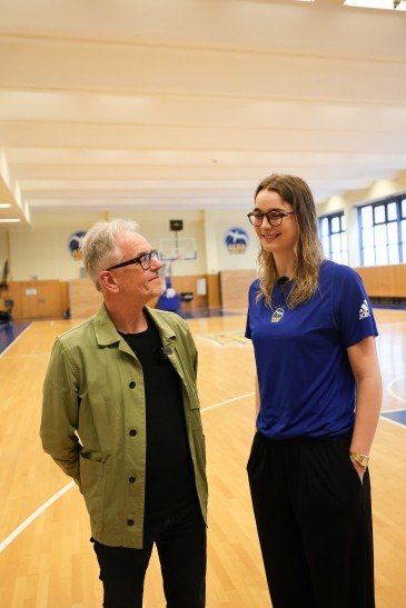 Wiebke Schwartau und Oliver Reese lachen sich an. 