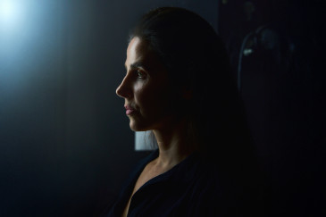 Schauspieler Marina Galic im Seitenprofil. Lediglich das Gesicht ist leicht beleuchtet.