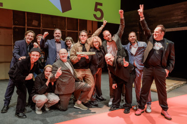 Das Videoteam von RCE feiert in der Gruppe die Auszeichnung 