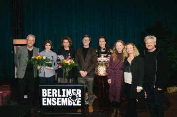Gruppenfoto der Jurymitglieder, Oliver Reese und den Preisträgerinnen. 