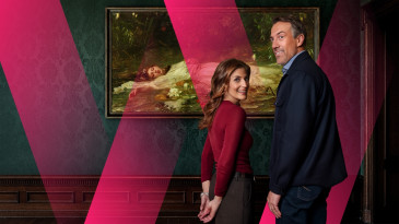 Mediathek-Kachel mit zwei Personen vor einem Gemälde, im Hintergrund großes W-Logo