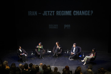 Blick auf das diskutierende Panel: Die Gesprächspartner:innen unterhalten sich. 