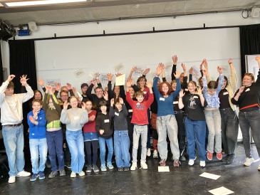Die Teilnehmer:innen des Girls and Boys Day 2026 jubeln auf einem Gruppenfoto. 