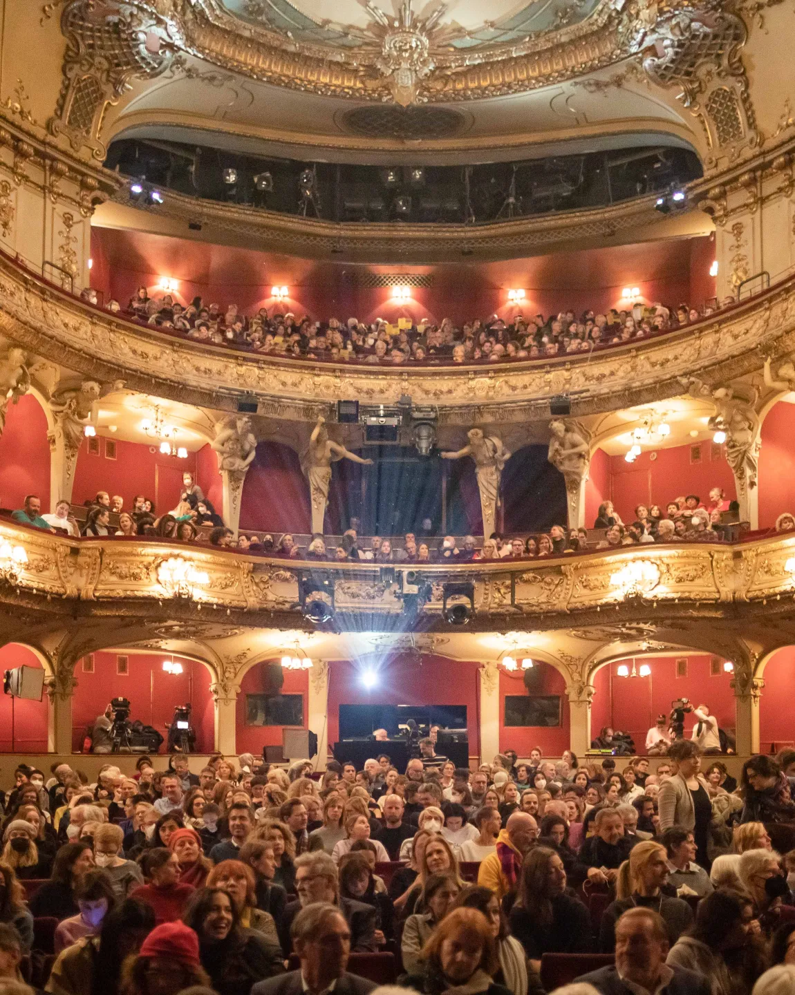 Prunkvoll verzierter und voll besetzter Zuschauersaal des großen Hauses im Berliner Ensemble, fotografiert von der Bühne aus