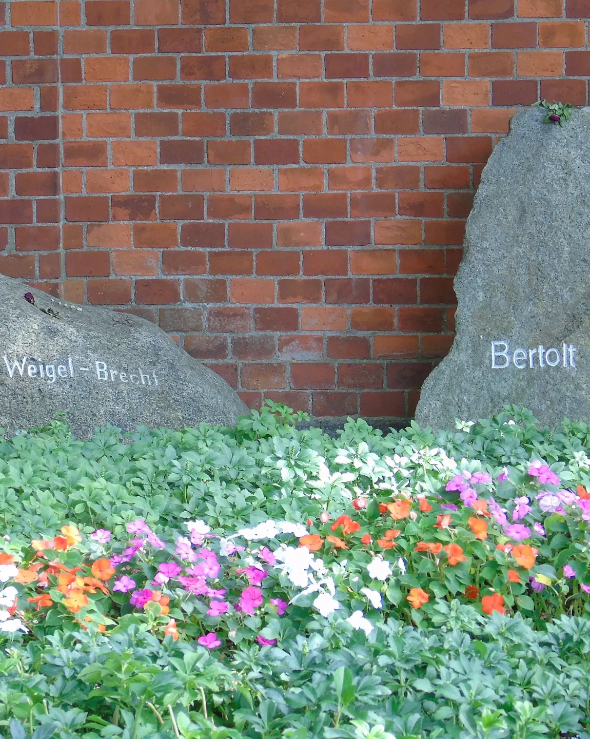 Grabsteine von Helene Weigel und Bertolt Brecht mit Frühlingsblumen