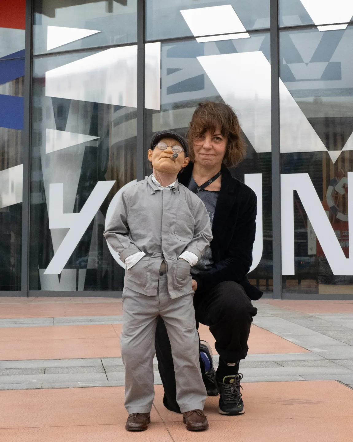 Puppenspielerin Suse Wächter mit Brecht-Puppe vor dem Theater Young in Shanghai