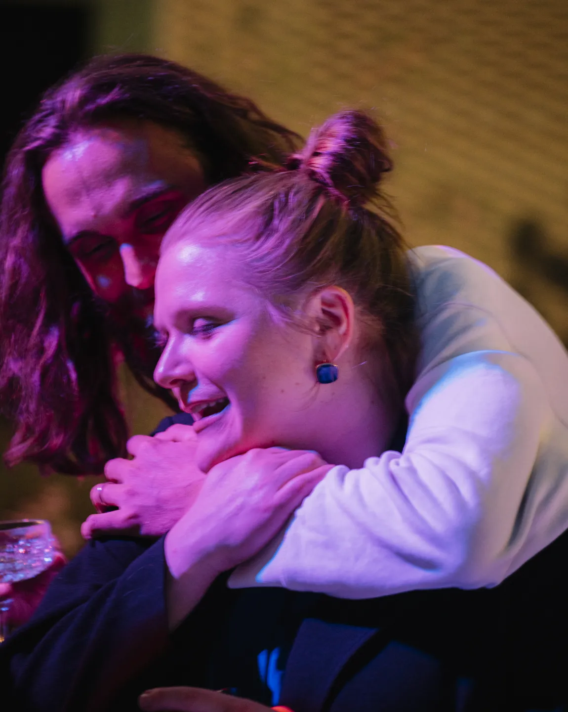 Stefanie Reinsperger und Maximilian Diehle auf dem Hof des Berliner Ensembles