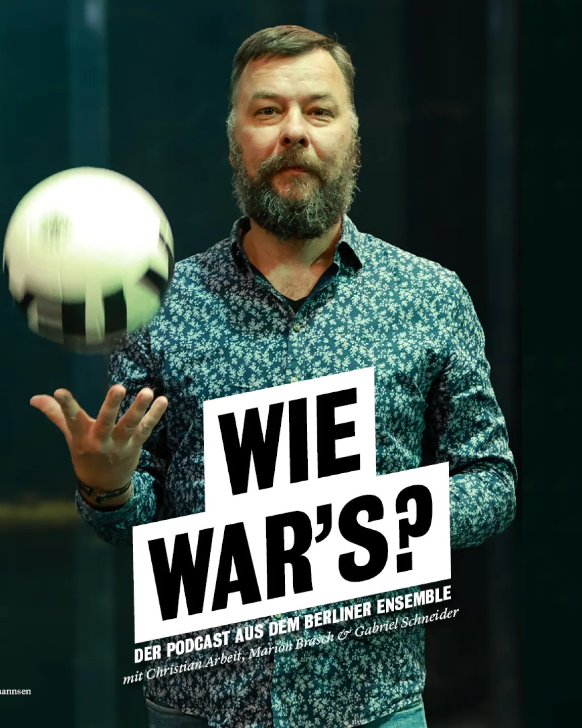 Christian Arbeit mit einem Fußball in der Hand, davor der Schriftzug "Wie war's?"