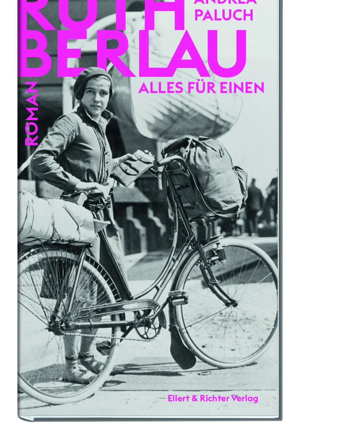 Coverdatei für den Roman von Andrea Paluch mit dem Titel "Ruth Berlau. Alles für einen." beim Ellert & Richter Verlag. Zu sehen ist Ruth Berlau an einem Fahrrad, auf dem sowohl vorne als auch hinten jeweils eine Reisetasche festgemacht ist. 