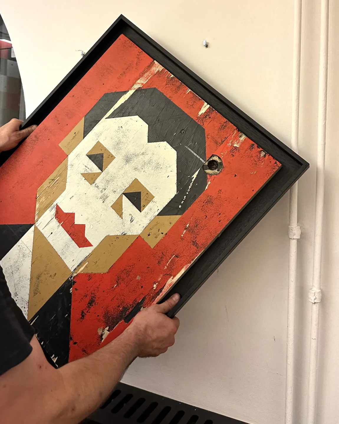 Ein stilisiertes Portrait von Helene Weigel wird aufgehängt.