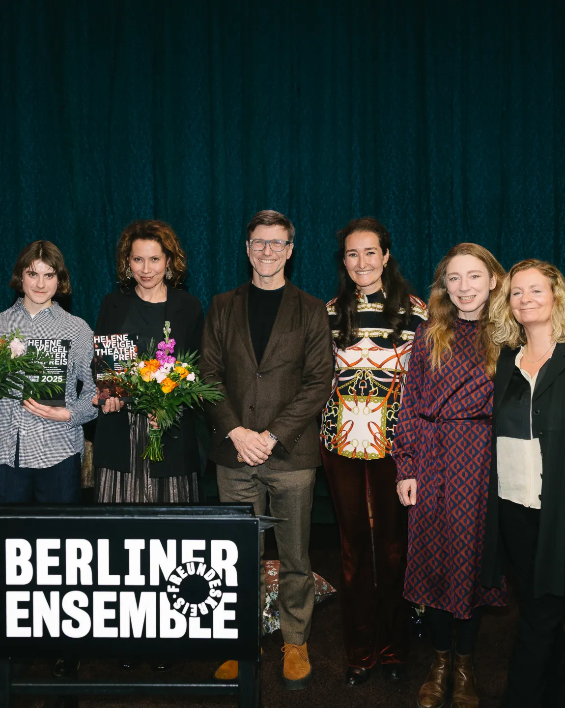 Gruppenfoto der Jurymitglieder, Oliver Reese und den Preisträgerinnen. 