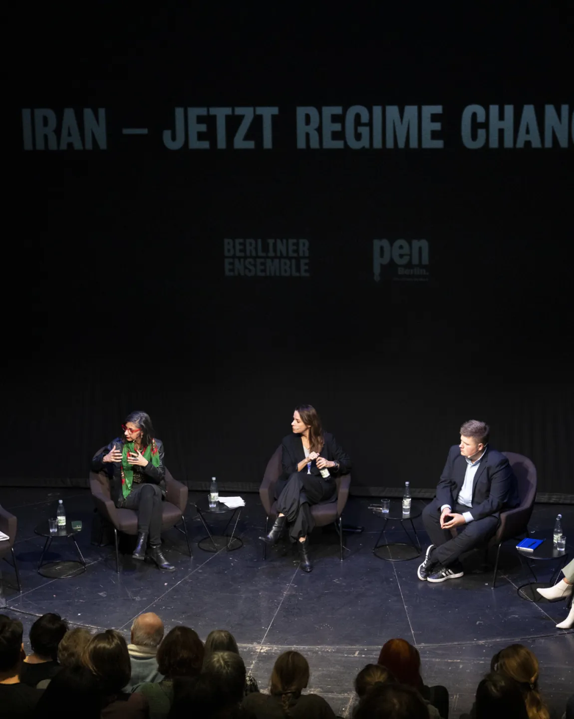 Blick auf das diskutierende Panel: Die Gesprächspartner:innen unterhalten sich. 