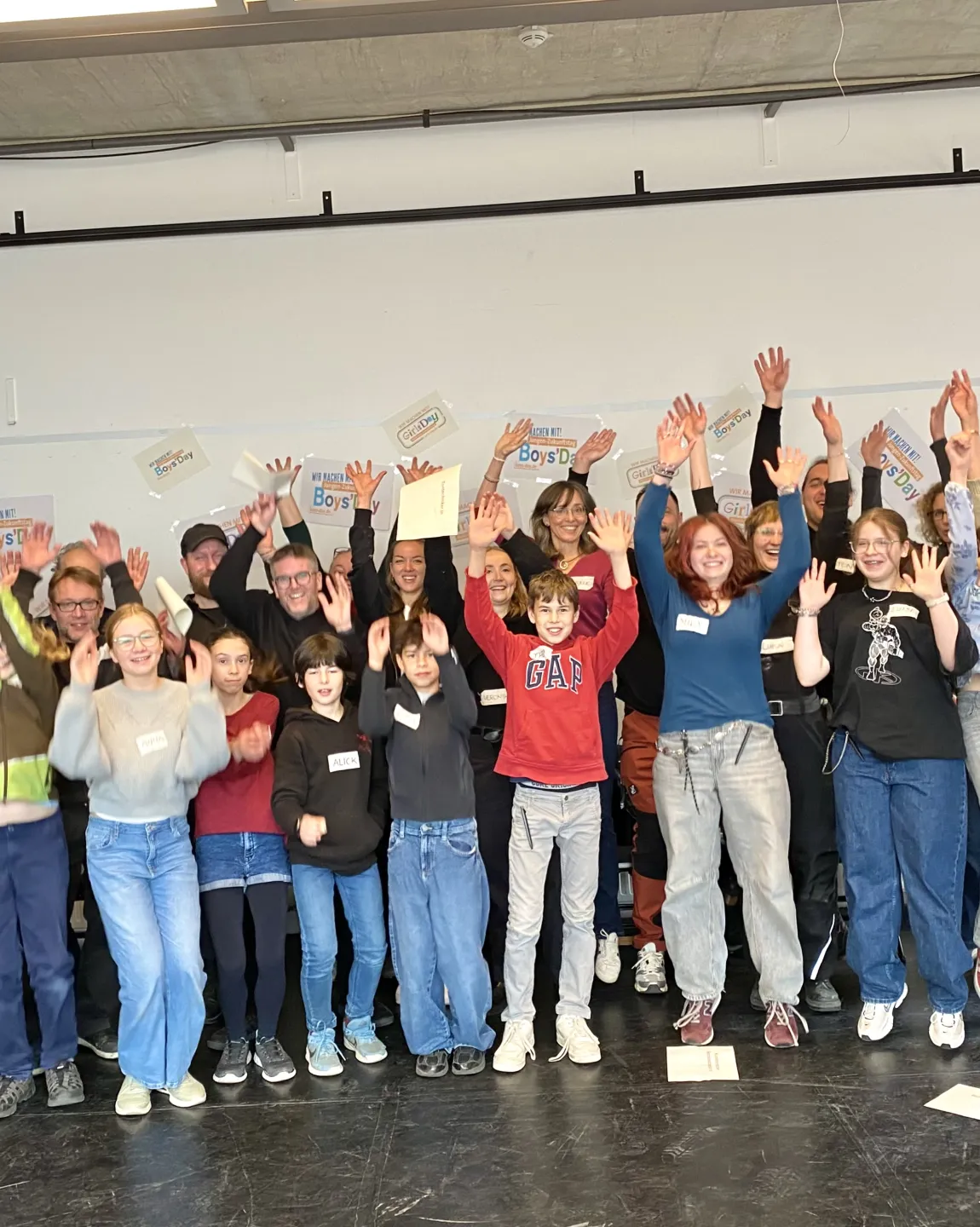Die Teilnehmer:innen des Girls and Boys Day 2026 jubeln auf einem Gruppenfoto. 