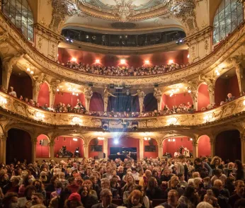 Prunkvoll verzierter und voll besetzter Zuschauersaal des großen Hauses im Berliner Ensemble, fotografiert von der Bühne aus