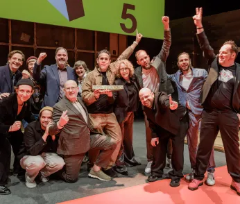 Das Videoteam von RCE feiert in der Gruppe die Auszeichnung 