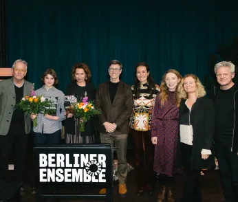 Gruppenfoto der Jurymitglieder, Oliver Reese und den Preisträgerinnen. 